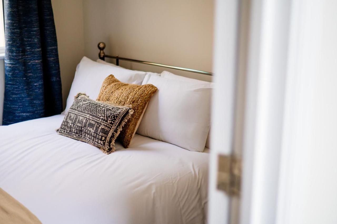 35a Howard Gardens - Centre