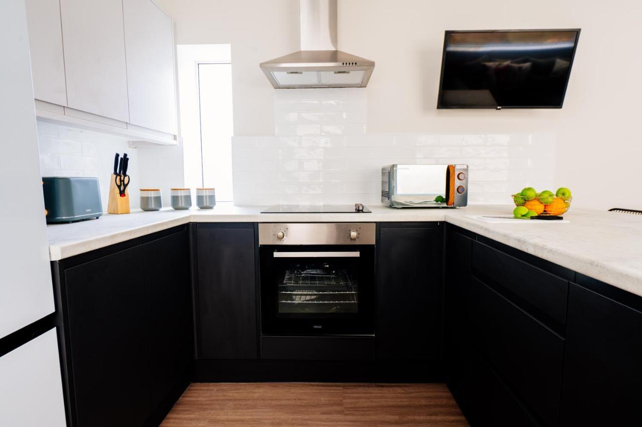 35a Howard Gardens - Centre *