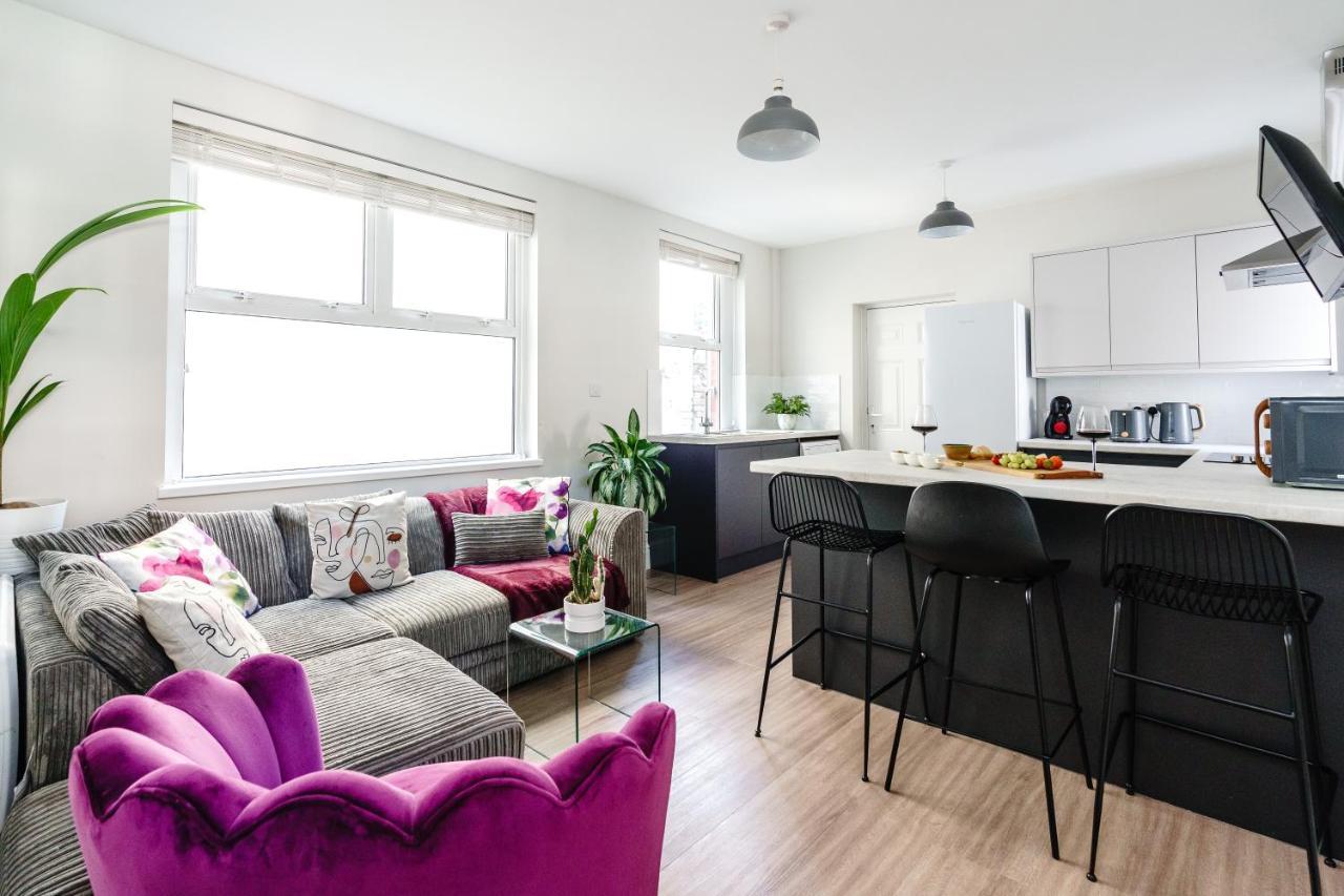 35a Howard Gardens - Centre *