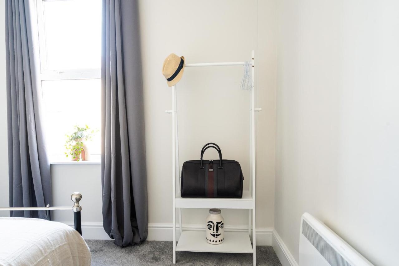 35a Howard Gardens - Centre