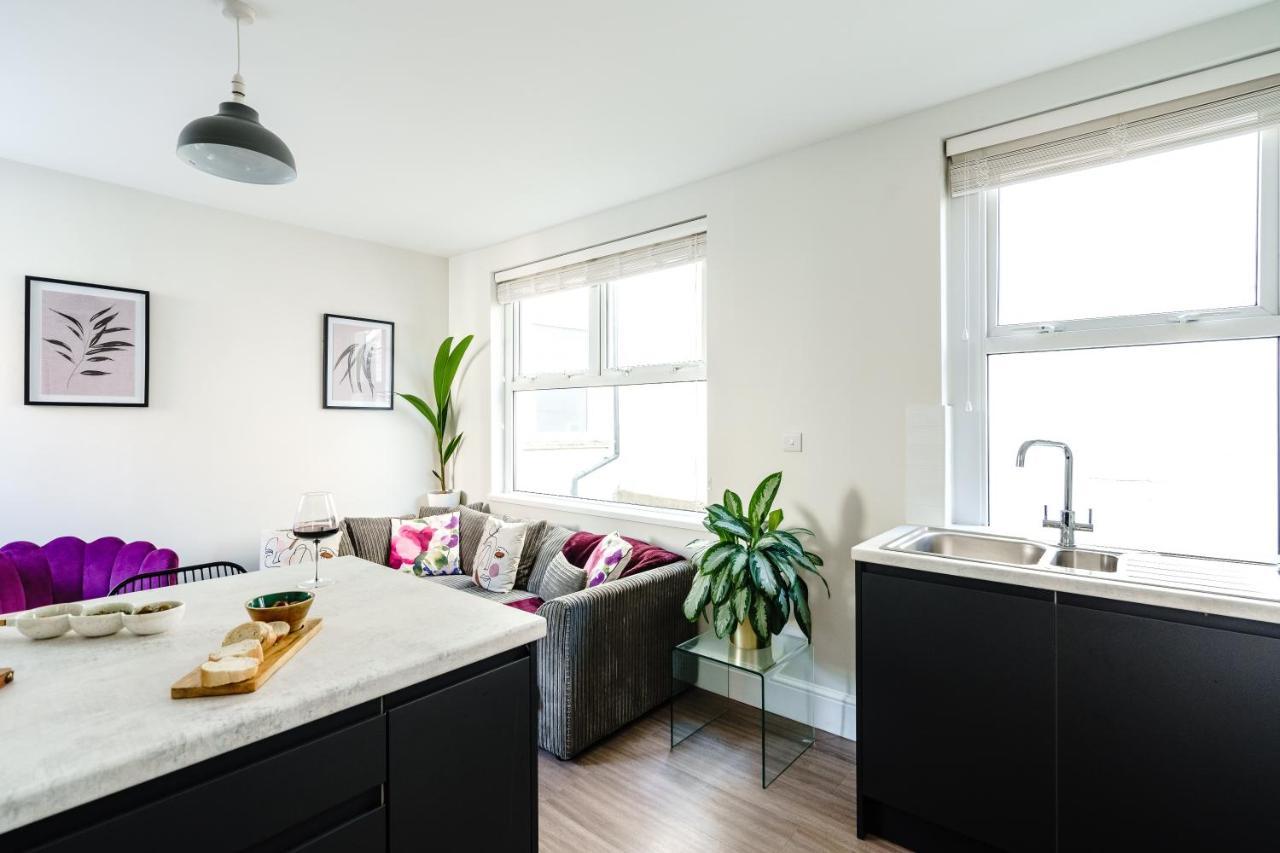 35a Howard Gardens - Centre Apartment *