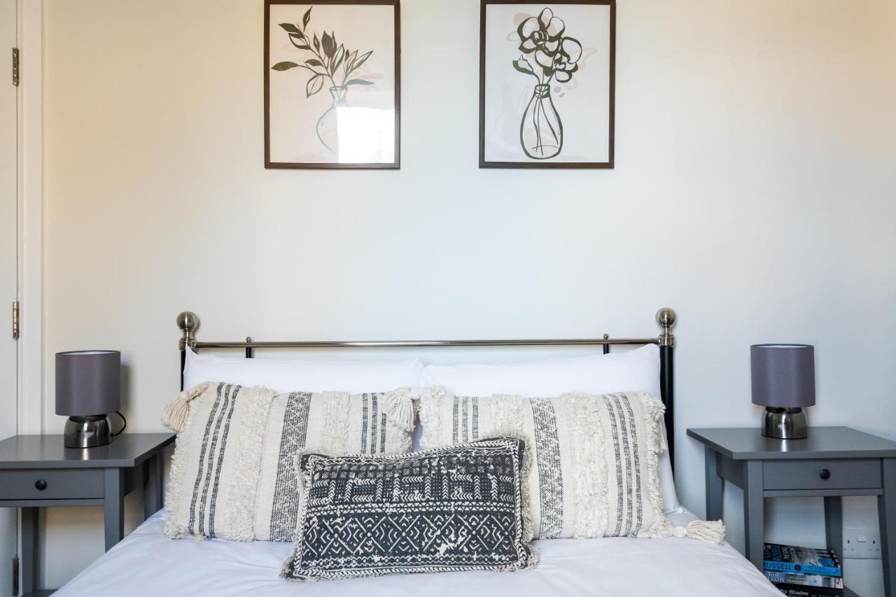 35a Howard Gardens - Centre